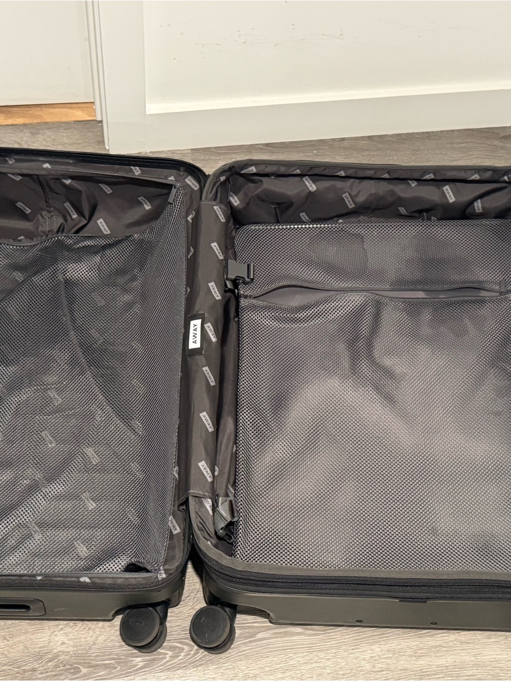 Away Large Flex Luggage - Green - Picture 3 of 10